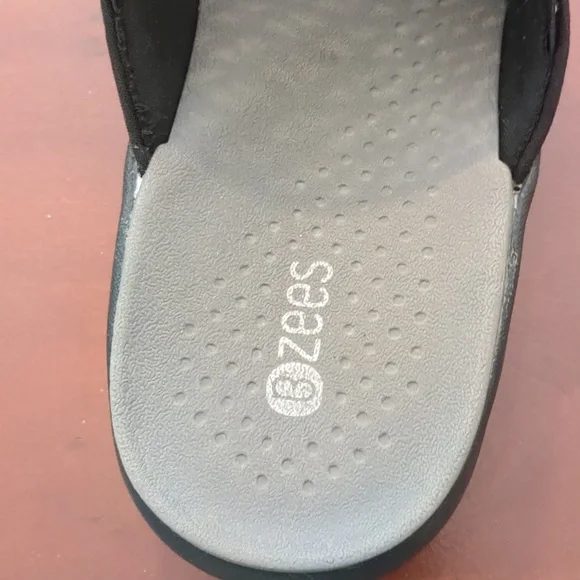 Bzees Women's Cabana Black Flip Flops Sz 8 - Picture 4 of 7